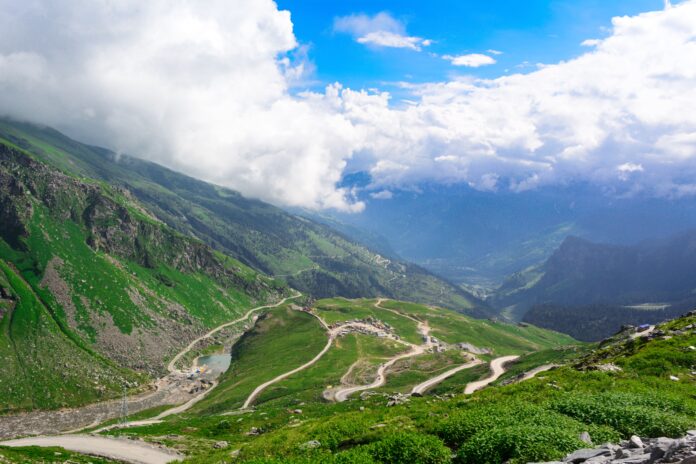 HRTC Resumes Electric Bus Service to Rohtang Pass