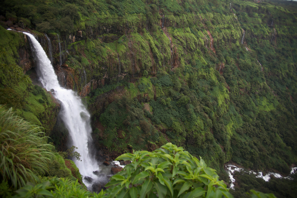 places to visit near Mahabaleshwar in monsoon